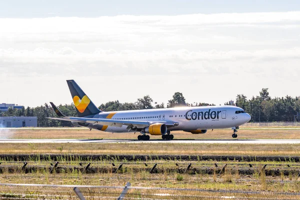 Франкфурт, Німеччина 11.08.2019 кондор авіакомпаній Boeing 767-300 наближається до аеропорту, що базується в Франкфурті Томас Кук — стокове фото