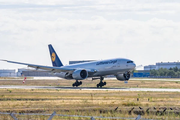 Frankfurt, Deutschland 11.08.2019 lufthansa cargo airbus Zweimotoriges Passagierflugzeug landet auf dem Flughafen zum Anlieferungsflug — Stockfoto