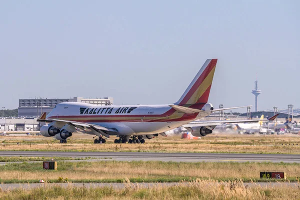 Frankfurt Alemania 11.08.19 Kalitta Air Boeing 747 Jumbo Jet 4-engine jet airliner starting at fraport airport takeoff — Foto de Stock
