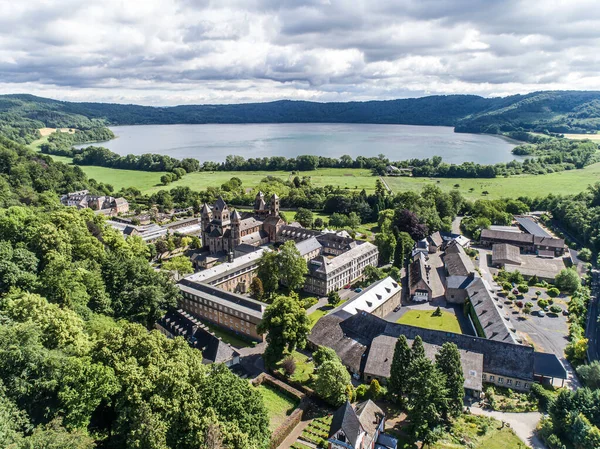 Laacher 'da hava manzarası. Almanya' nın Rhineland-Palatinate kentindeki ünlü Maria Laach manastırının arkasına bakın.