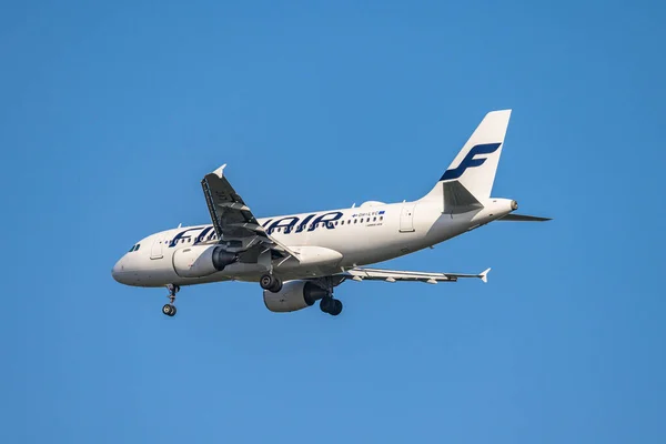 FRANKFURT, GERMANY 11.08.2019 Finnair AIRLINES Самолет Finnair AIRLINES приближается к посадке в аэропорту Франкфурта — стоковое фото