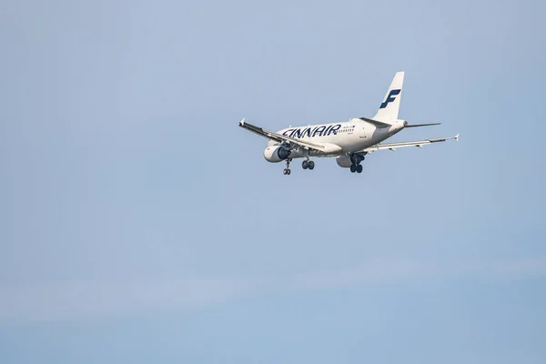 Φρανκφούρτη, Γερμανία 11.08.2019 Αεροπλάνο της Finnair Airlines που προσεγγίζει την προσγείωση στο αεροδρόμιο της Φρανκφούρτης — Φωτογραφία Αρχείου