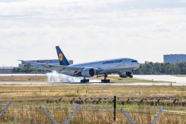 Frankfurt, Almanya 11.08.2019 Lufthansa Cargo Airbus çift motorlu jet uçağı teslimat uçuşu için havaalanına indi.