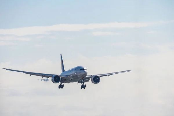 Φρανκφούρτη, Γερμανία 11.08.2019 Lufthansa Cargo Airbus δικινητήριο αεριωθούμενο αεροσκάφος που προσγειώνεται στο αεροδρόμιο για πτήση παράδοσης — Φωτογραφία Αρχείου