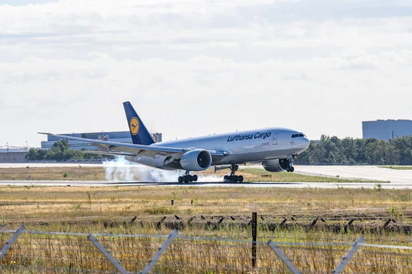 Frankfurt, Germany 11.08.2019 Lufthansa Cargo Airbus двомоторний реактивний авіалайнер, що приземлився в аеропорту для доставки пасажирів. — стокове фото