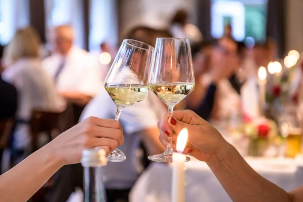 Kutlama. Şampanya kadehleri tutan insanlar kadeh kaldırıyor.