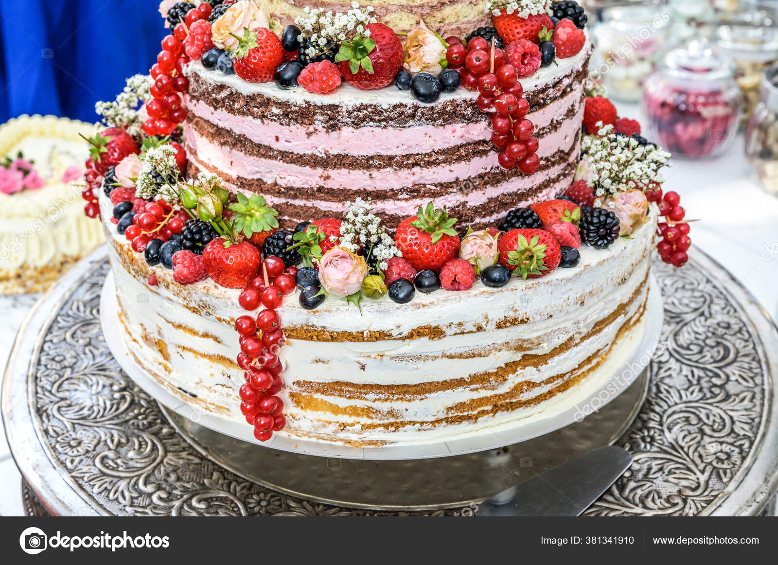 Bella deliziosa torta nuziale in molti livelli con frutti di bosco
