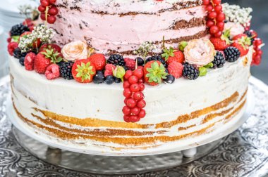 Taze böğürtlen ve meyveli bir sürü katlı çok lezzetli düğün pastası.