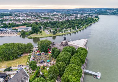 Koblenz Şehri Almanya 14.06.2019 Tarihi Alman Köşesinde Elektronik Şarap Etkinliği güneşli bir günde