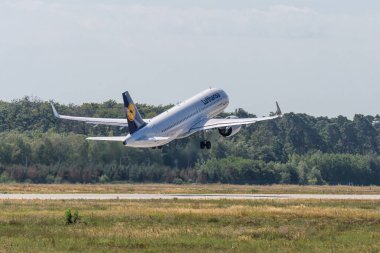 FRANKFURT GERMANY 11.08.2019 Lufthansa Hava Yolları D-AINE Airbus A320-271 Fraport havaalanından havalanacak.