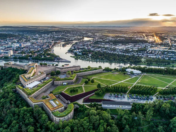 Vista aérea da fortaleza de Ehrenbreitstein e da cidade de Koblenz, na Alemanha, durante o pôr do sol — Fotografia de Stock