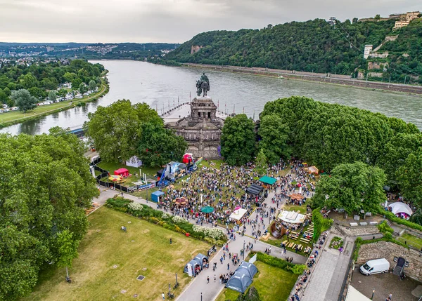 Koblenz Stadt Deutschland 14.06.2019 Veranstaltung Elektronischer Wein am Denkmal Deutsches Eck an einem sonnigen Tag — Stockfoto