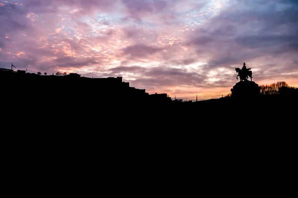 Kolorowy wschód słońca płonące niebo Koblencja Miasto zabytek niemiecki Narożnik, gdzie rzeki Rhine i Mosele płyną razem — Zdjęcie stockowe