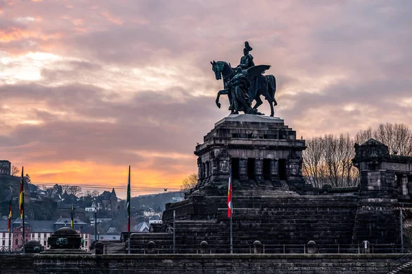 Kleurrijke zonsopgang brandende hemel Koblenz Historisch monument van de stad Duitse Hoek waar de rivier rhine en mosele samen stromen — Stockfoto