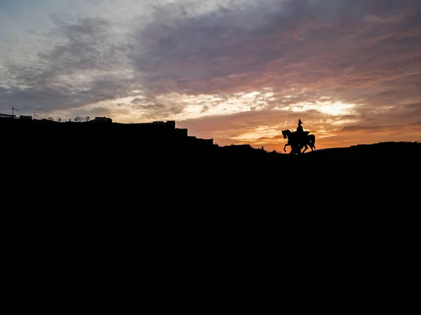 Colorido amanecer cielo ardiente Koblenz Monumento histórico de la ciudad Rincón alemán donde el rin del río y el mosele fluyen juntos — Foto de Stock