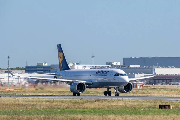 ФРАНКФУРТ ГЕРМАНИЯ 8.2019 Airbus A320-271 авиакомпании AIRIS D-AINE взлетает в аэропорту Франкфурта — стоковое фото