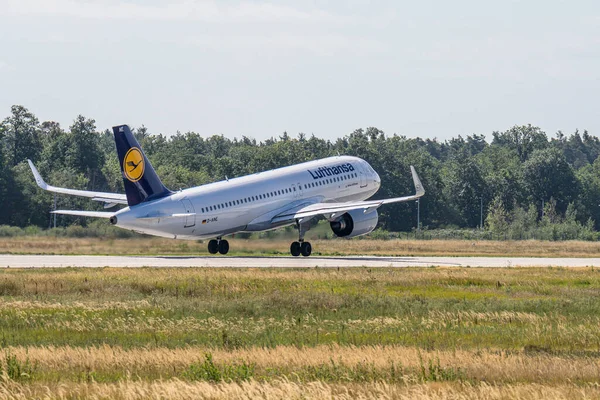 FRANKFURT DEUTSCHLAND 11.08.2019 Lufthansa AIRLINES D-AINE Airbus A320-271 starten am Flughafen Fraport — Stockfoto