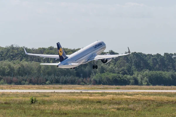 FRANKFURT GERMANY 11.08.2019 Lufthansa AIRLINES D-AINE Airbus A320-271 злітає в аеропорту. — стокове фото