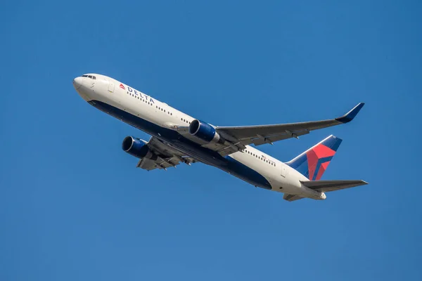 FRANKFURT TYSKLAND 11.08.2019 USA Delta AIRLINES Boeing 767-332 närmar sig fraport flygplats på Blå himmel N177DN — Stockfoto