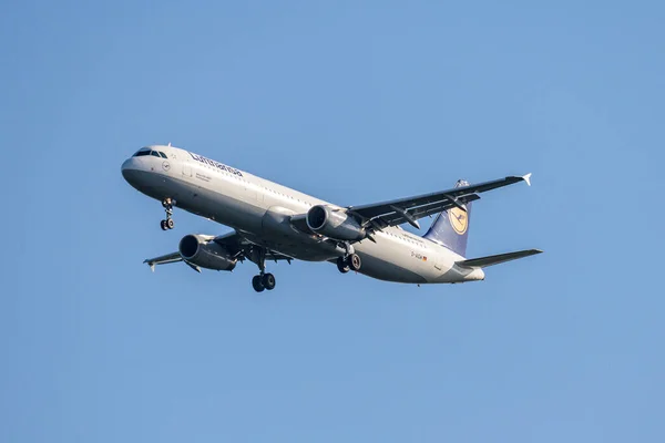 FRANKFURT, ΓΕΡΜΑΝΙΑ 11.08.2019 Lufthansa AIRLINES D-AIDM Airbus A321-231 αναχώρηση από αεροδρόμιο fraport — Φωτογραφία Αρχείου