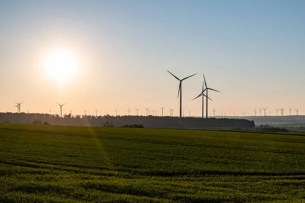 Svart siluett av vindkraftverk energigenerator på fantastisk solnedgång på en vindkraftpark i Tyskland — Stockfoto