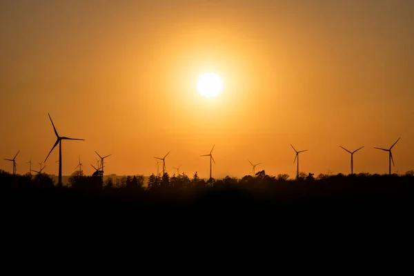 Czarna sylwetka generatora energii turbin wiatrowych na niesamowitym zachodzie słońca na farmie wiatrowej w Niemczech — Zdjęcie stockowe