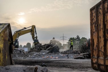 Ev Yıkım Alanı Kazıcısının hidrolik ezici makinesiyle yıkım evi