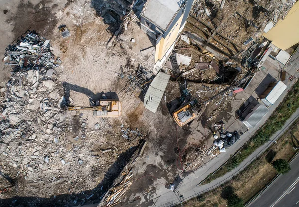 Vista aérea de la demolición de la casa de construcción y el sitio de construcción Excavadora con máquina trituradora hidráulica — Foto de Stock