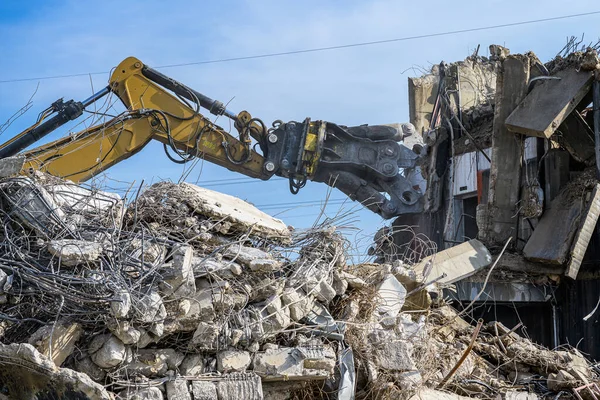 Κτίριο Σπίτι καταστροφή Κατεδάφιση site Εκσκαφέας με υδραυλική μηχανή θραυστήρα καταστρέψει το σπίτι — Φωτογραφία Αρχείου