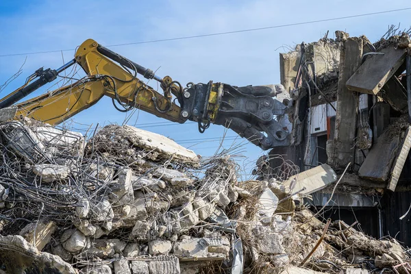 Building House destruction Demolition site Excavator with hydraulic crusher machine ruin house — Stock Photo, Image