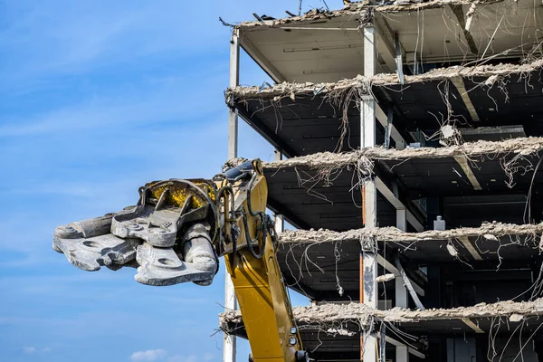 Destruição da casa de construção Escavadeira local de demolição com triturador hidráulico máquina ruína casa — Fotografia de Stock