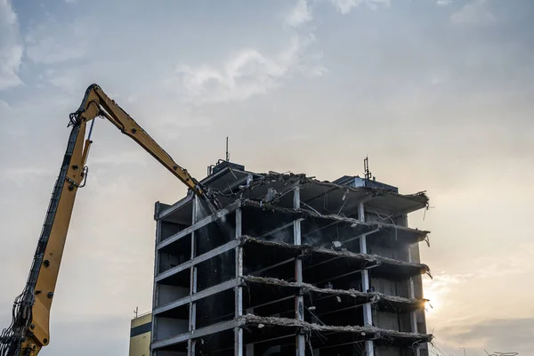 Byggnad Husförstörelse Rivningsplats Grävmaskin med hydraulisk kross maskin ruin hus — Stockfoto