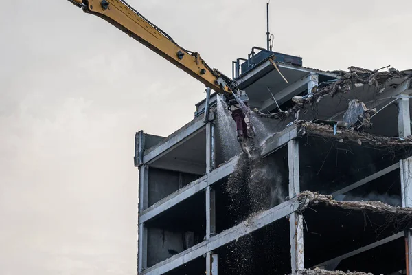 Building House destruction Demolition site Excavator with hydraulic crusher machine ruin house — Stock Photo, Image