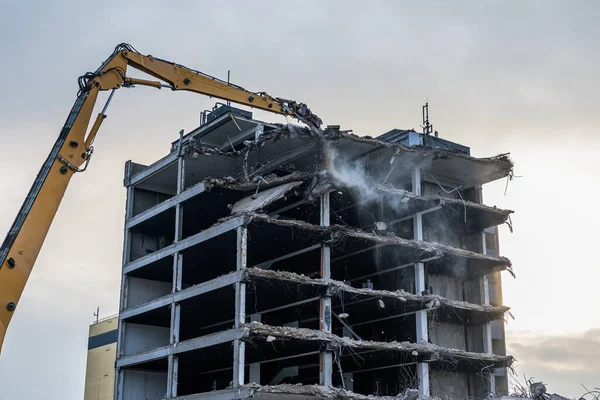 Destruição da casa de construção Escavadeira local de demolição com triturador hidráulico máquina ruína casa — Fotografia de Stock