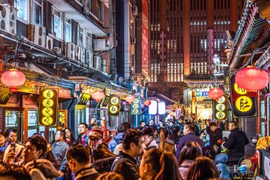 BEIJING Çin 23.02.2019 İnsanlar Pekin 'de gece boyunca ünlü Wangfujing abur cubur caddesinde kalabalık