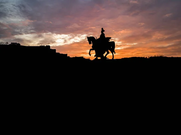 Colorido amanecer cielo ardiente Koblenz Monumento histórico de la ciudad Rincón alemán donde el rin del río y el mosele fluyen juntos — Foto de Stock