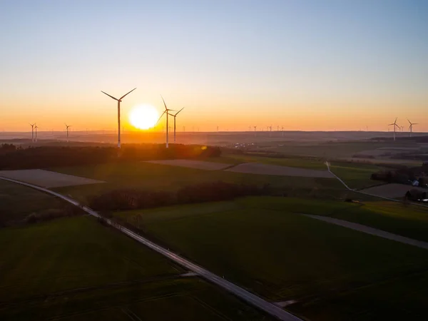 Vista aérea del generador de energía de aerogeneradores en la increíble puesta de sol en un parque eólico en Alemania — Foto de Stock