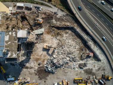 Bina Yıkım ve inşaat alanının havadan görüntüsü Hidrolik çökertici makineli kazıcı