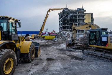 Şafak Vakti İnşaat Yıkım Alanı Kazıcı hidrolik parçalayıcı ve sarı konteynırlı