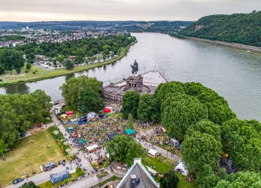 Koblenz Şehri Almanya 14.06.2019 Tarihi Alman Köşesinde Elektronik Şarap Etkinliği güneşli bir günde