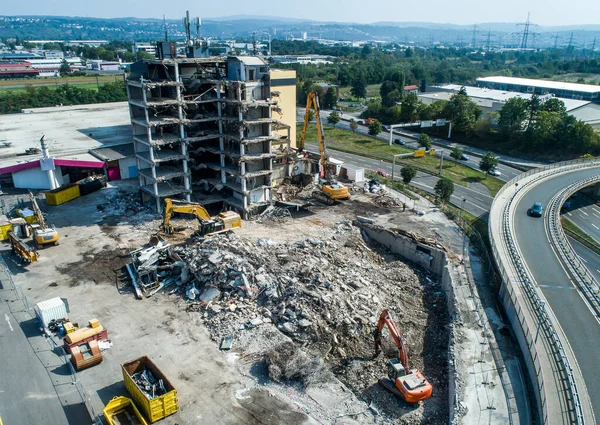 Vista aérea de la demolición de la casa de construcción y el sitio de construcción Excavadora con máquina trituradora hidráulica — Foto de Stock