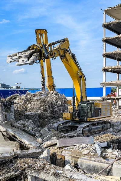 Excavadora del sitio de demolición de la casa de construcción con máquina trituradora hidráulica y contenedor amarillo — Foto de Stock