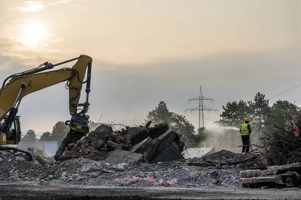 Dawn time Building House Κατεδάφιση εργοταξίου Εκσκαφέας με υδραυλική μηχανή θραυστήρα και κίτρινο δοχείο — Φωτογραφία Αρχείου