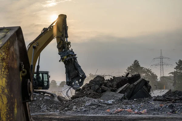 집을 파괴하는 파괴된 유압 분쇄기가 있는 발굴자 — 스톡 사진