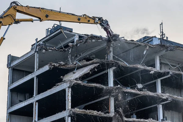 Bina Yıkım Alanı Kazıcı Hidrolik parçalama makinesi ve sarı konteynırlı