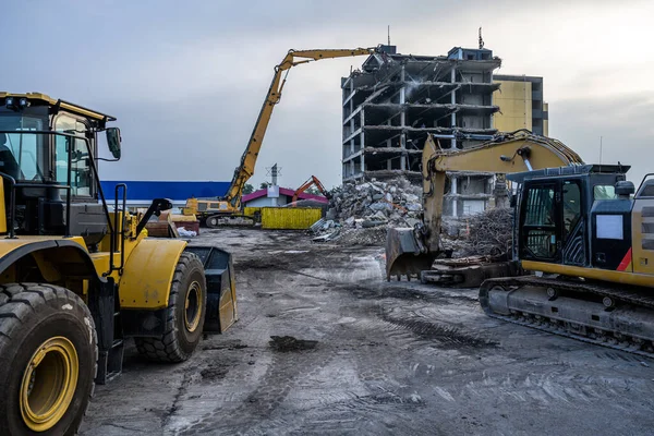 Dawn time Building House Sitio de demolición Excavadora con máquina trituradora hidráulica y contenedor amarillo — Foto de Stock