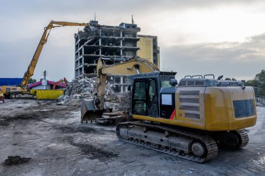 Şafak Vakti İnşaat Yıkım Alanı Kazıcı hidrolik parçalayıcı ve sarı konteynırlı