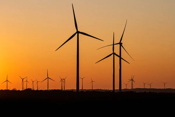 Negro silueta de aerogeneradores generador de energía en increíble puesta de sol en un parque eólico en Alemania — Foto de Stock