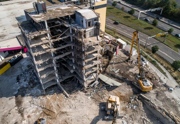 Luchtfoto van Building House sloop en bouwplaats Graafmachine met hydraulische crasher machine — Stockfoto