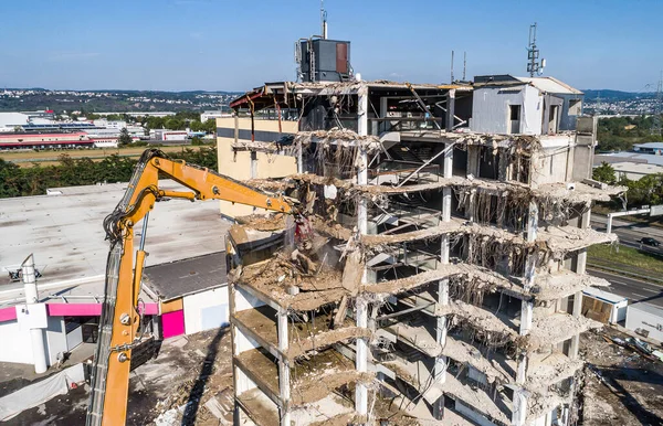 Vista aérea de la demolición de la casa de construcción y el sitio de construcción Excavadora con máquina trituradora hidráulica — Foto de Stock